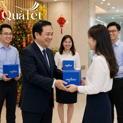 Doanh nghiệp trao tặng những hộp quà ly sứ in logo chuyên nghiệp đến tận tay nhân viên