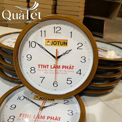 Đồng hồ treo tường QT-DH01 nổi bật với logo Jotun và thông tin đại lý Lâm Phát giúp tăng nhận diện thương hiệu