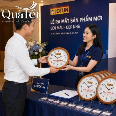 Đại diện thương hiệu trao tặng đồng hồ lưu niệm QT-DH01 cho khách hàng tại sự kiện ra mắt sản phẩm mới
