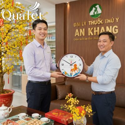 Đại diện HeroVet trao tặng đồng hồ Mã Đáo Thành Công cho chủ đại lý thuốc thú y An Khang tại cửa hàng