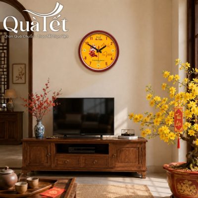 Đồng hồ treo tường QT-DH04 với sắc đỏ bóng bẩy treo trang trọng trong phòng khách đón Tết.