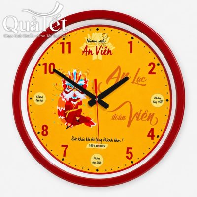 Cận cảnh mặt số đồng hồ màu vàng nổi bật với hình ảnh lân sư rồng đỏ rực rỡ và thông điệp An Lạc Doan Vien.
