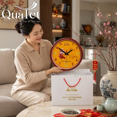 Người phụ nữ Việt Nam mở hộp quà Tết, ngắm nhìn chiếc đồng hồ QT-DH04 bên bàn trà ngày xuân ấm cúng.