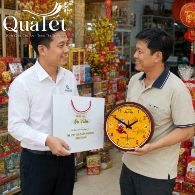 Khoảnh khắc trao tặng chiếc đồng hồ in logo thiết kế Tết trực tiếp giữa hai nam nhân sự tại cửa hàng trưng bày.