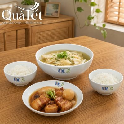 Mâm cơm ấm cúng với các món ăn truyền thống được bày biện đẹp mắt trên bộ bát đĩa sứ trắng QT-BD02