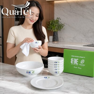Người nội trợ dễ dàng lau chùi bộ bát đĩa sứ trắng nhờ lớp men bóng chống bám bẩn vượt trội