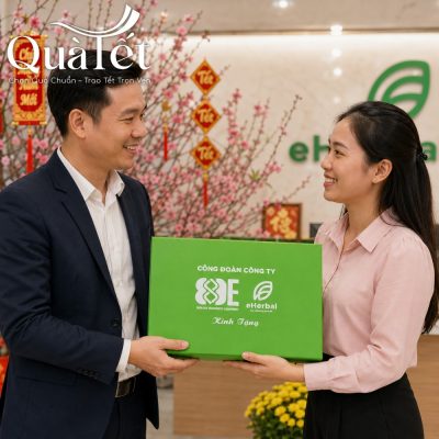 Đại diện doanh nghiệp trao tặng hộp quà Tết bộ bát đĩa sứ trắng chỉn chu cho nhân viên trong không gian văn phòng ấm áp