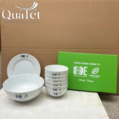 Hình ảnh thực tế bộ bát đĩa sứ trắng QT-BD02 và hộp đựng màu xanh lá in logo sắc nét