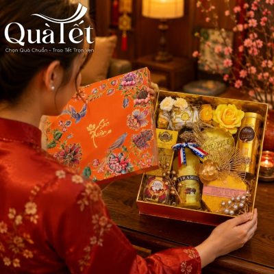 Người nhận mở hộp quà tết Sắc Xuân cao cấp