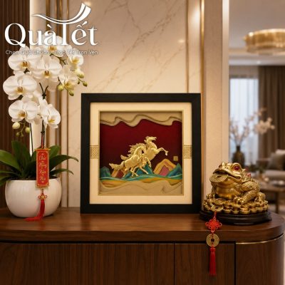 Tranh dát vàng Song Mã Thịnh Vượng QT-TV01 đặt hài hòa bên chậu hoa lan hồ điệp và tượng cóc thiềm thừ chiêu tài