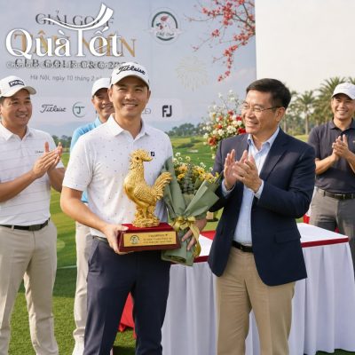 Nhà vô địch giải golf rạng rỡ nhận cúp tượng gà vinh danh mạ vàng QT-TG01 tại buổi lễ trao giải ngoài trời