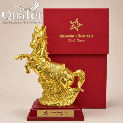 Cận cảnh tượng ngựa dát vàng QT-TG02 bên cạnh hộp xi đỏ lót lụa cao cấp in logo doanh nghiệp