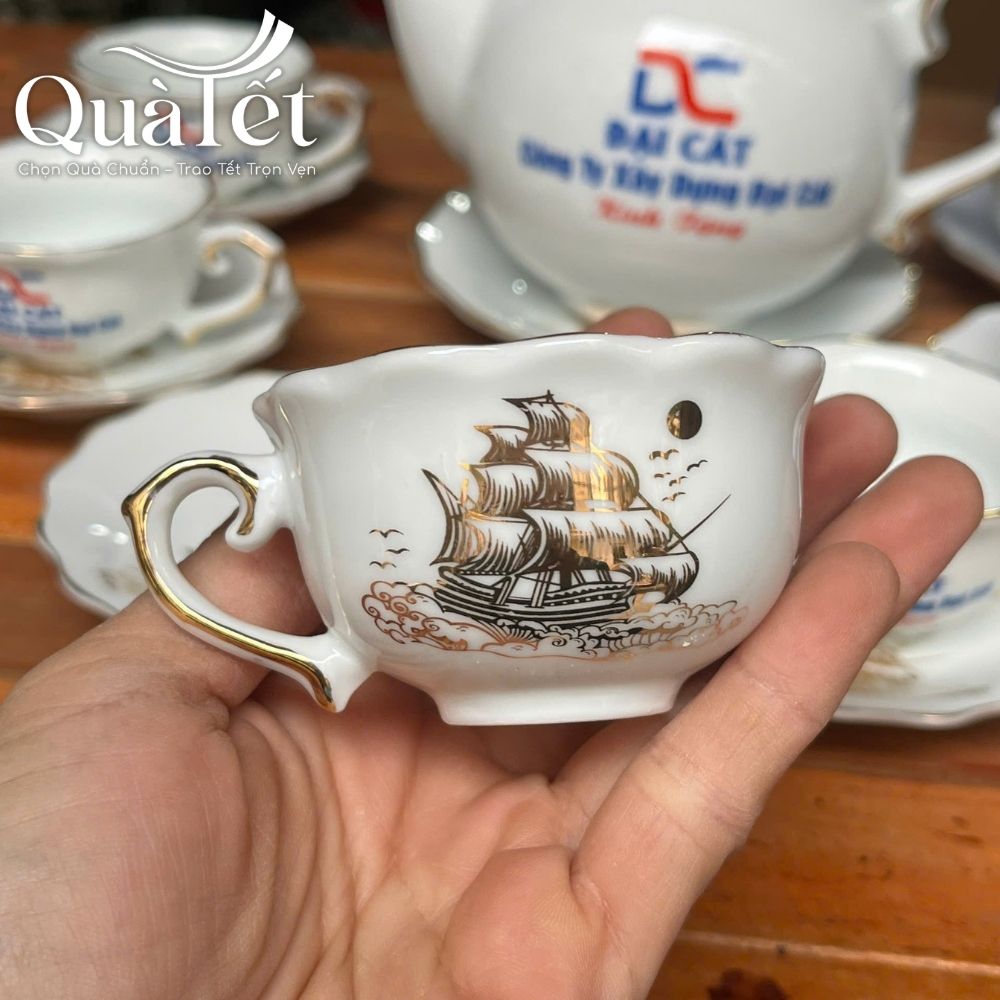 Bộ ấm chén dáng bưởi lửa họa tiết Thuận Buồm Xuôi Gió vẽ vàng quà tặng Tết QT-AC07 - Ảnh 4