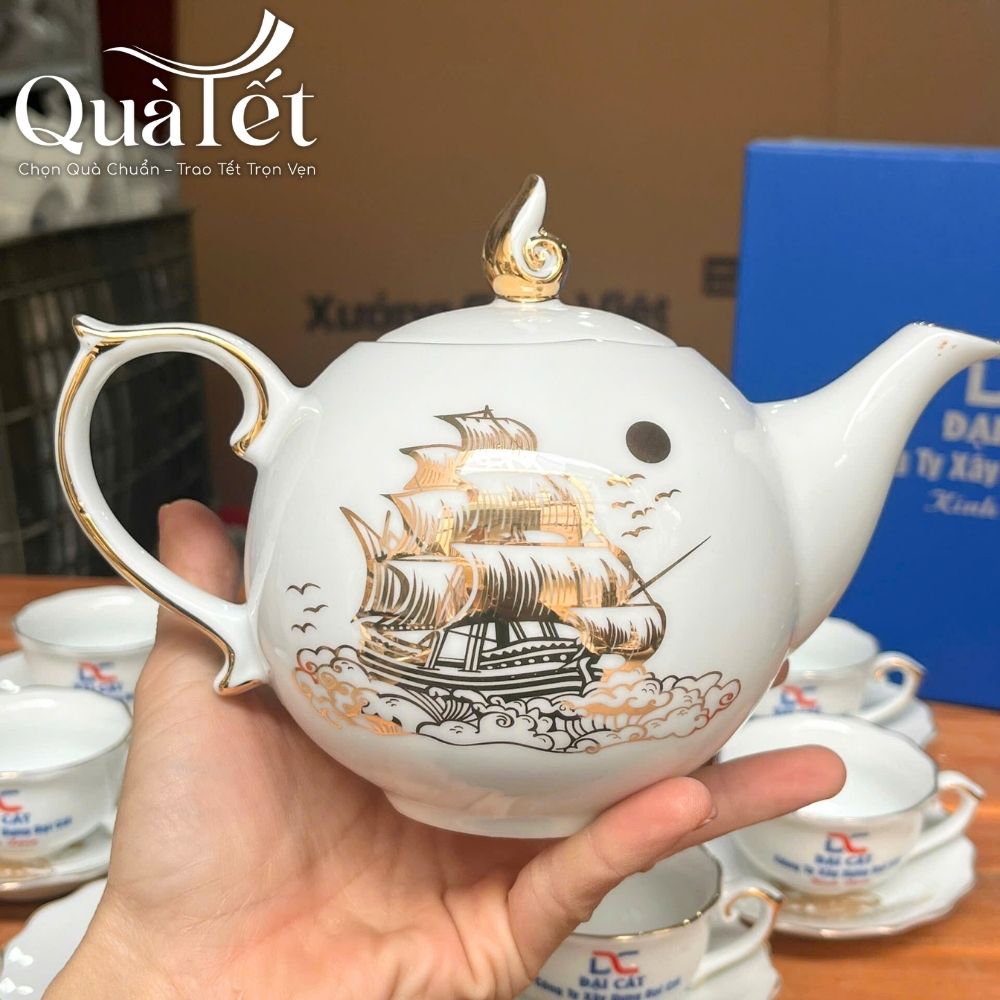 Bộ ấm chén dáng bưởi lửa họa tiết Thuận Buồm Xuôi Gió vẽ vàng quà tặng Tết QT-AC07 - Ảnh 3