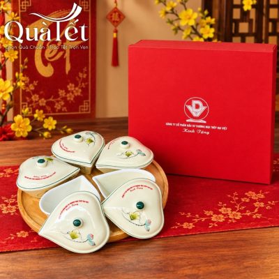 Alternative view of Set 5 hũ mứt sứ Tết quà tặng dáng tim họa tiết hoa sen vẽ tay QT-KM11